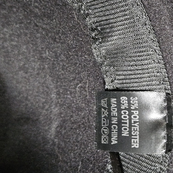 Elegant Black Hat with Pearl Detailing - Picture 4 of 4